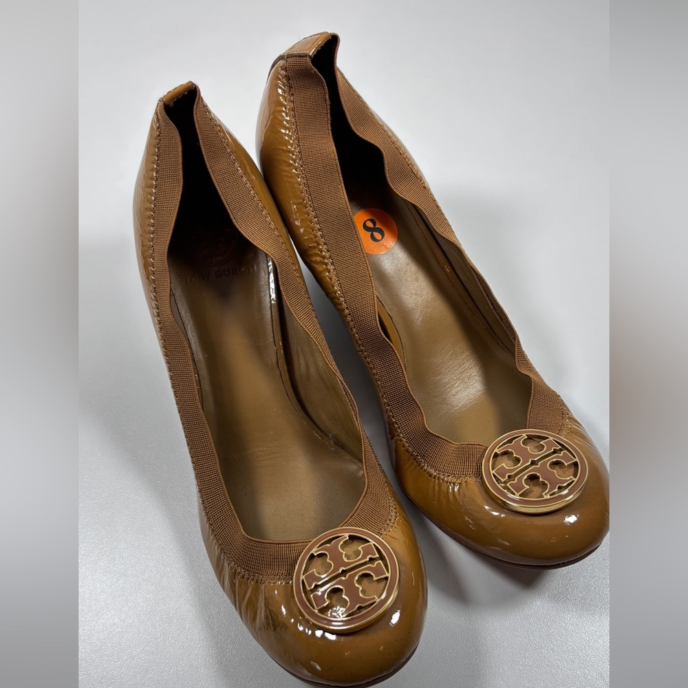Tory Burch 8 Camel Tan patent leather and elastic wedge sandles